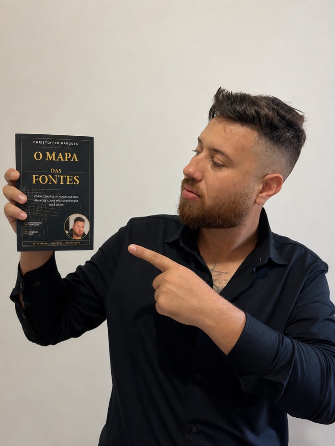 Christoffer Marques com o Mapa das Fontes